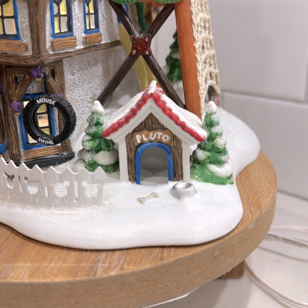 ❤️🎄❤️ Dept 56 | Mickey’s North Pole Holiday House | North Pole Series ❤️🎄❤️ - Picture 8 of 14